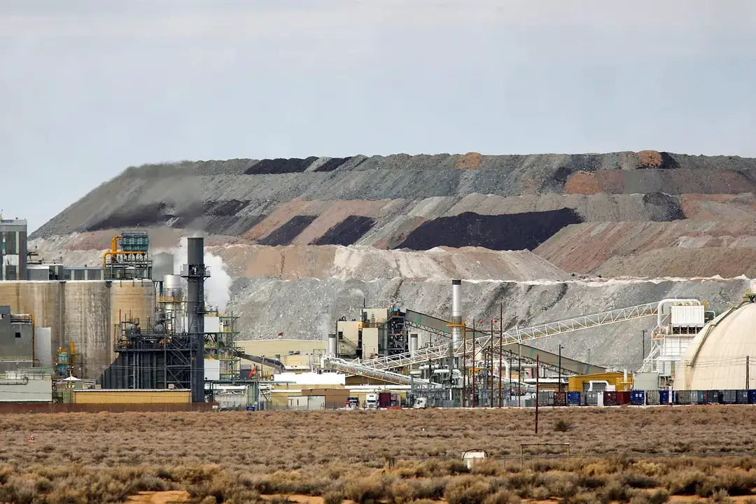 La mina Rio Tinto Borax en Boron, California, el 1 de febrero de 2010, un día después de que los propietarios de la mina despidieran a unos 540 trabajadores y trajeran sustitutos. Desde que comenzó su segundo mandato en enero, el presidente Donald Trump ha emitido una serie de órdenes ejecutivas que facilitan la concesión de permisos y aumentan la financiación para las empresas dedicadas a la extracción y refinación de minerales críticos. (David McNew/Getty Images)