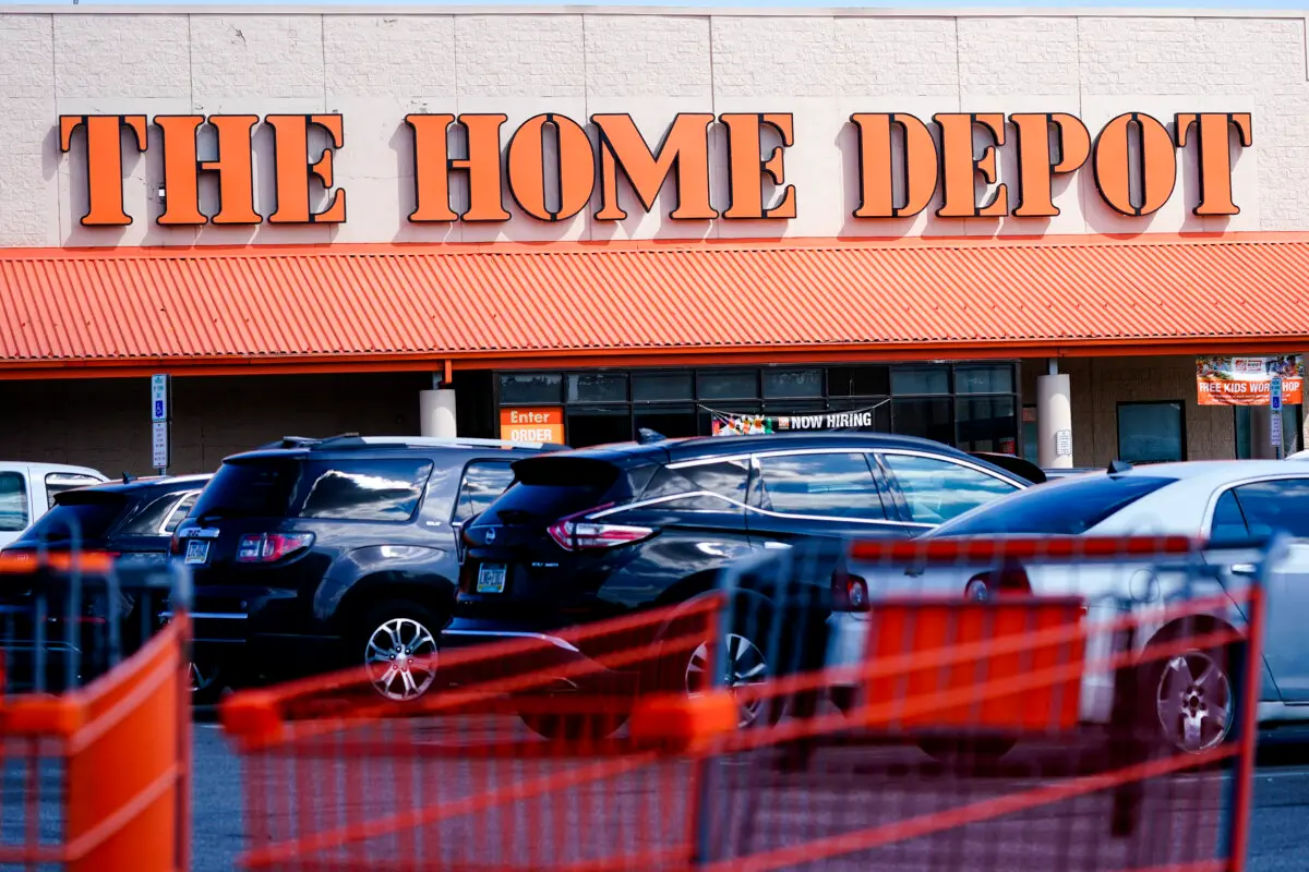 Carritos de la compra fuera de un Home Depot en Filadelfia, Pensilvania, el 21 de septiembre de 2022. (Matt Rourke/AP Photo)