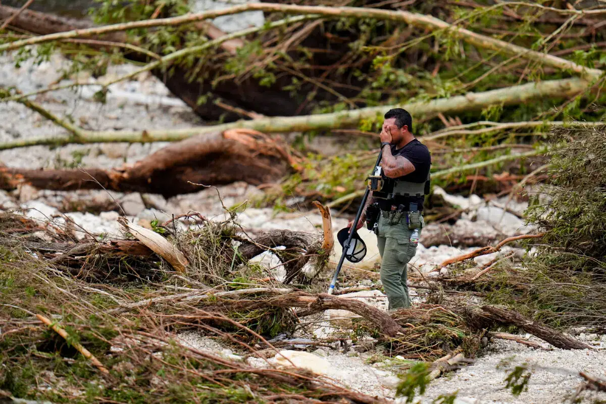 Un ayudante del sheriff hace una pausa mientras peina las orillas del río Guadalupe, cerca del Camp Mystic, después de que una riada arrasara la zona de Hunt, Texas, el 5 de julio de 2025. (Julio Cortez/AP Photo)