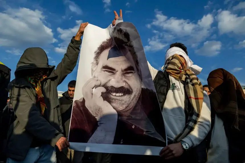 Partidarios sostienen una imagen del líder encarcelado del PKK, Abdullah Ocalan, en Diyarbakir, Turquía, el 27 de febrero de 2025. (Metin Yoksu/AP)