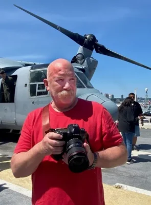 Richard Moore detrás de la lente en la Fleet Week de Nueva York el 24 de mayo de 2024. (Cortesía de Leslie Moore)