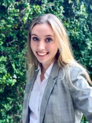Natasha Holt, de 23 años, periodista galardonada de The Epoch Times con sede en Florida, en una foto de 2023. (Cortesía de Nanette Holt)
