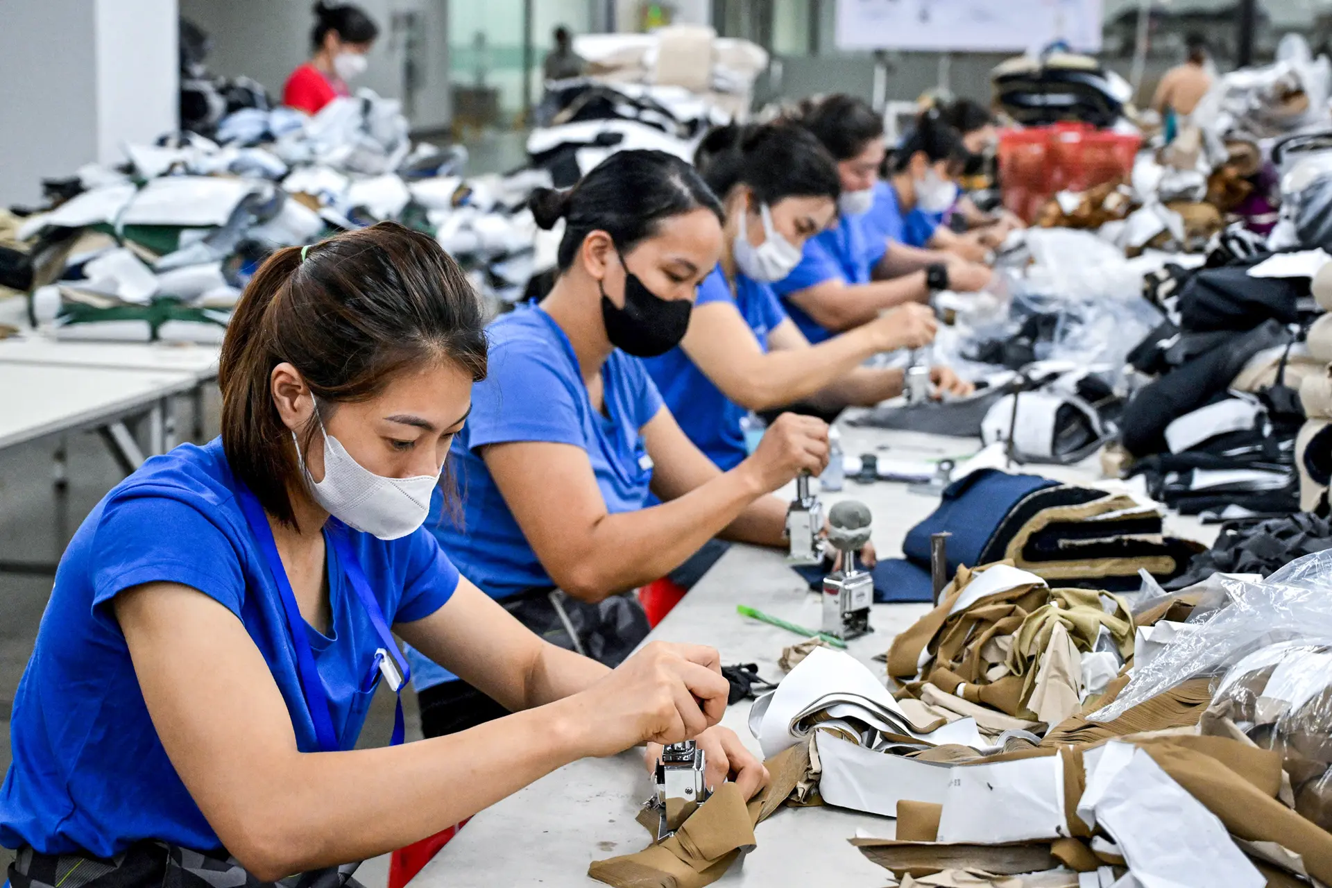 Trabajadoras cuentan telas en una fábrica textil de la provincia de Thai Nguyen, Vietnam, el 2 de julio de 2025. Ese día, Estados Unidos y Vietnam alcanzaron un acuerdo comercial que imponía un arancel del 20 por ciento a todas las exportaciones vietnamitas a Estados Unidos y un arancel del 40 por ciento a los productos enviados a través de terceros países. (Nhac Nguyen/AFP a través de Getty Images)
