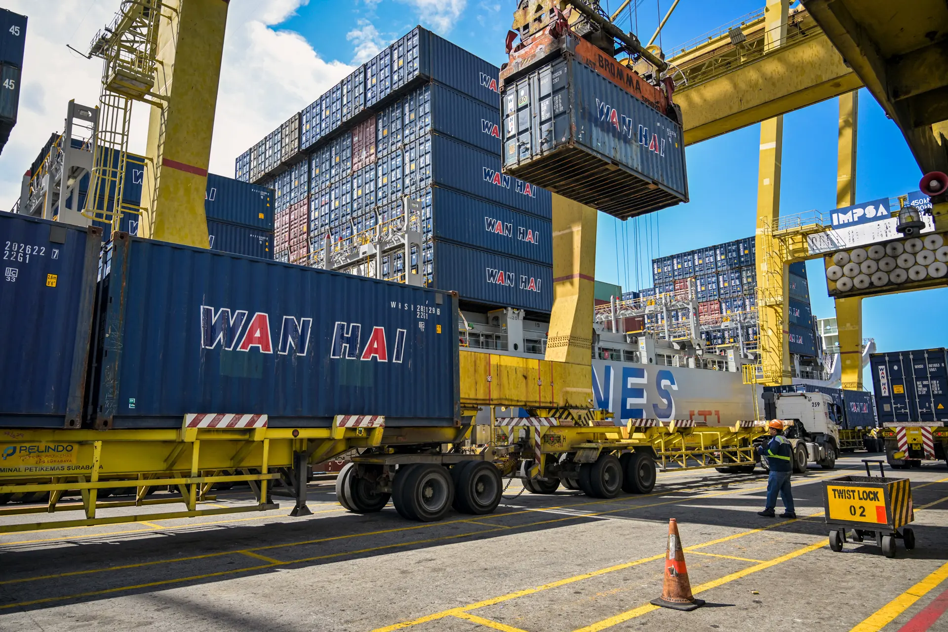 Contenedores son cargados en un barco en la Terminal Internacional de Contenedores de Surabaya, Indonesia, el 7 de julio de 2025. El régimen chino lleva mucho tiempo utilizando el transbordo a través de países como Vietnam, Indonesia, Taiwán y México para eludir las restricciones comerciales de Estados Unidos. (Juni Kriswanto/AFP a través de Getty Images)