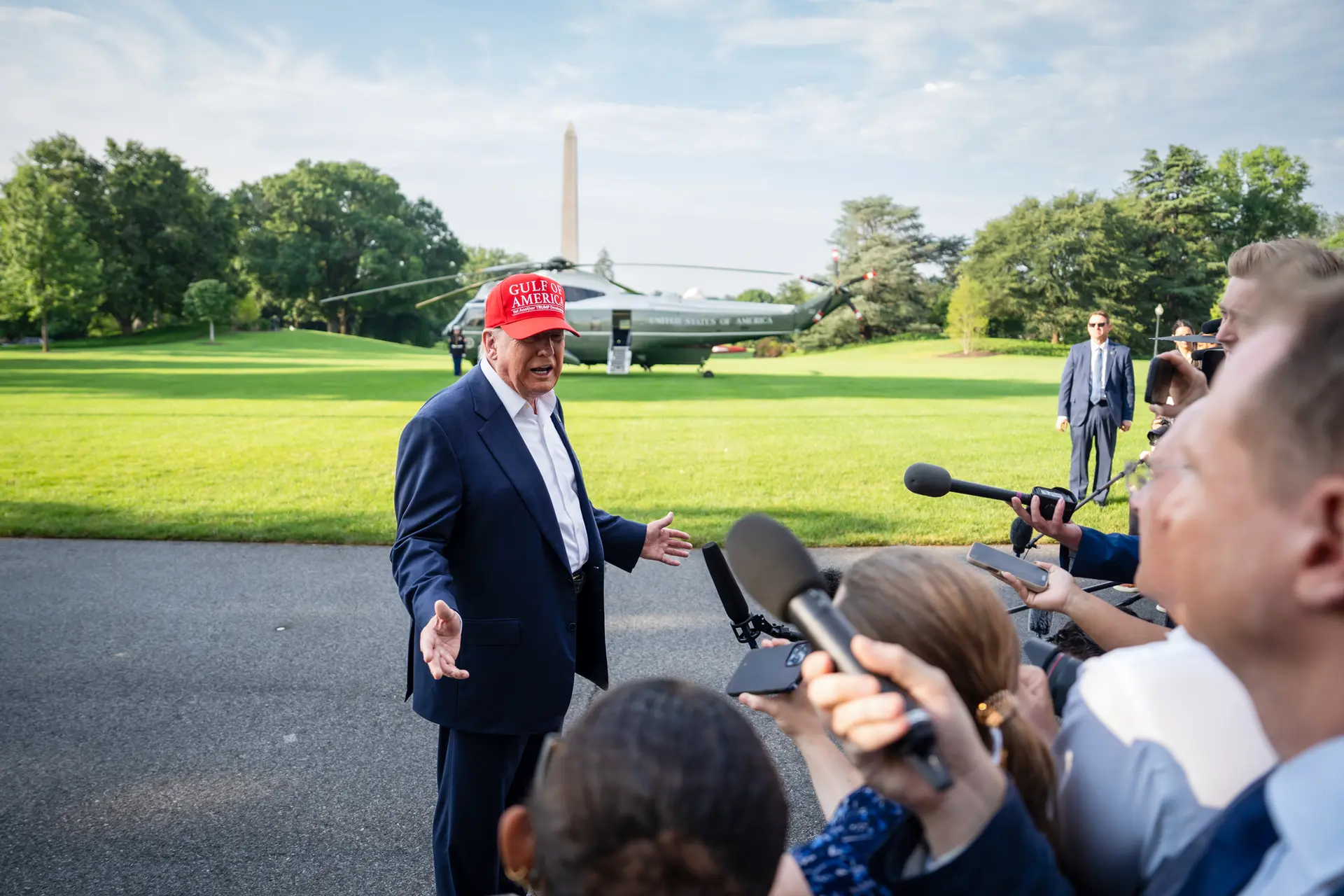 El presidente Donald Trump habla con los periodistas al salir de la Casa Blanca hacia Florida el 1 de julio de 2025. La administración Trump ha convertido la lucha contra el transbordo en un tema clave de las negociaciones comerciales. (Madalina Kilroy/The Epoch Times)