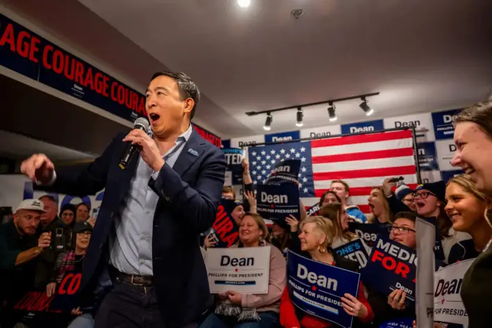 Andrew Yang se dirige a los asistentes antes de la llegada del candidato demócrata, el representante estadounidense Dean Phillips, a un mitin electoral en Manchester, N.H., el 22 de enero de 2024. (Brandon Bell/Getty Images)