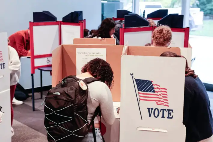 La gente vota durante la votación anticipada para las elecciones generales en la Galería del Museo de Arte de la Universidad de Michigan, en Ann Arbor, Michigan, el 31 de octubre de 2024. (Jeff Kowalsky/AFP a través de Getty Images)