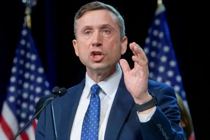 El presidente del Comité Nacional Demócrata, Ken Martin, habla tras ganar la votación en la reunión de invierno del Comité Nacional Demócrata en el Gaylord National Resort and Convention Center de National Harbor, Maryland, el 1 de febrero de 2025. (Rod Lamkey, Jr./AP Photo)