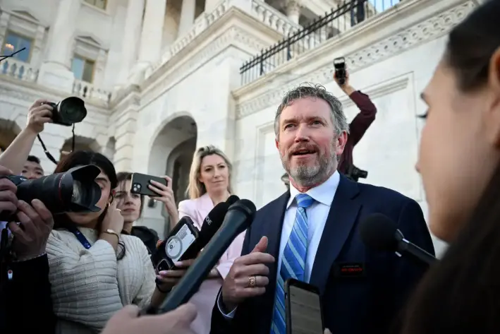 El representante estadounidense Thomas Massie (R-Ky.) habla con la prensa fuera del Capitolio de Estados Unidos, como único republicano que votó en contra de la aprobación de la ley de la Cámara de Representantes para financiar el gobierno hasta el 30 de septiembre y evitar un cierre durante el fin de semana, el 11 de marzo de 2025. (Roberto Schmidt/AFP a través de Getty Images)