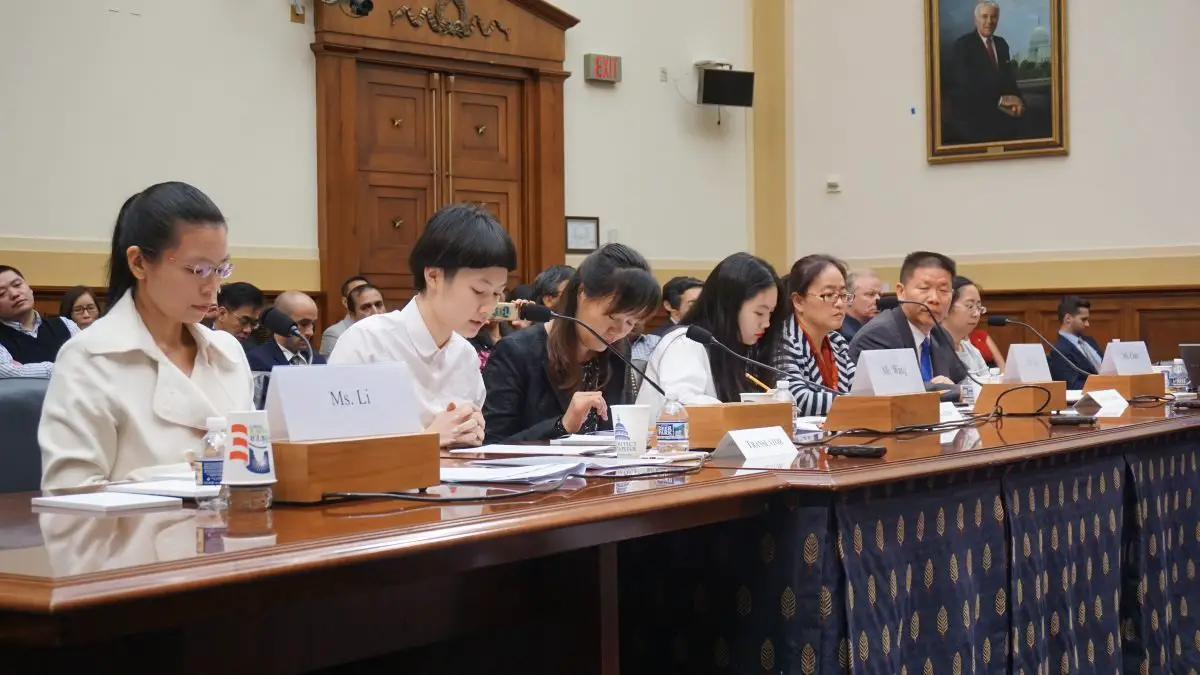 Un panel compuesto por cuatro esposas que hablaron en nombre de sus maridos, detenidos en China por defender los derechos humanos, el 18 de mayo, en una sala de audiencias en el Capitolio. (De izquierda a derecha) Lee Chin-yu, esposa de Lee Min-che; traductora; Wang Yanfeng, esposa de Tang Jingling; traductora; Jin Bianling, esposa de Jiang Tianyong; Bob Fu, presidente de China Aid; Chen Guiqiu, esposa de Xie Yang. (Kitty Wang/NTD).