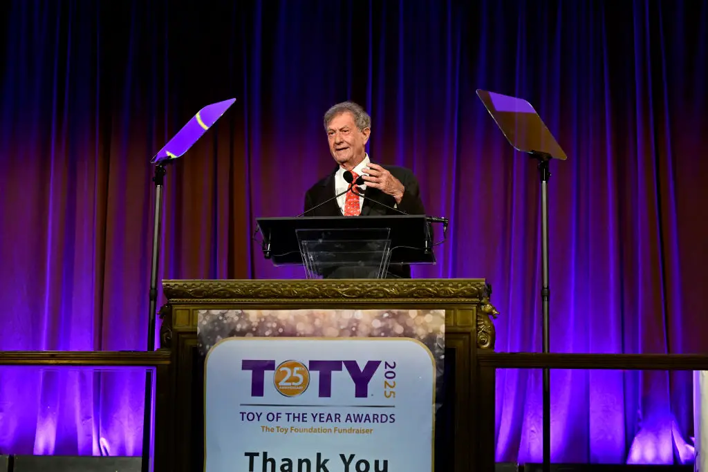 Alan Hassenfeld habla en el escenario de los premios TOTY de la Toy Foundation en Cipriani 42nd Street, el 28 de febrero de 2025 en la Ciudad de Nueva York. (Eugene Gologursky/Getty Images por Toy Foundation)