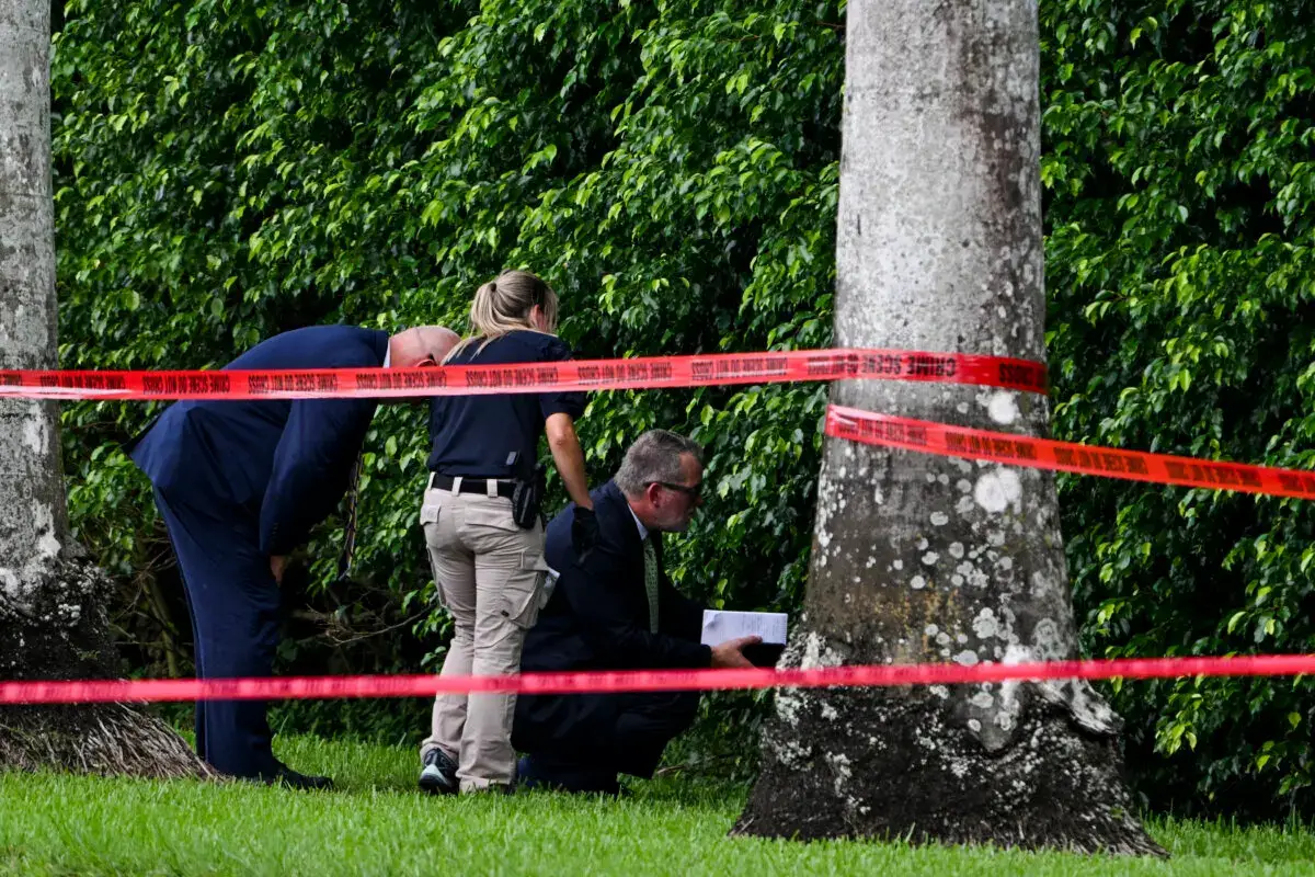 Agentes de las fuerzas policiales trabajan en la escena del crimen fuera del Trump International Golf Club en West Palm Beach, Florida, el 16 de septiembre de 2024. (Chandan Kahnna/AFP a través de Getty Images)