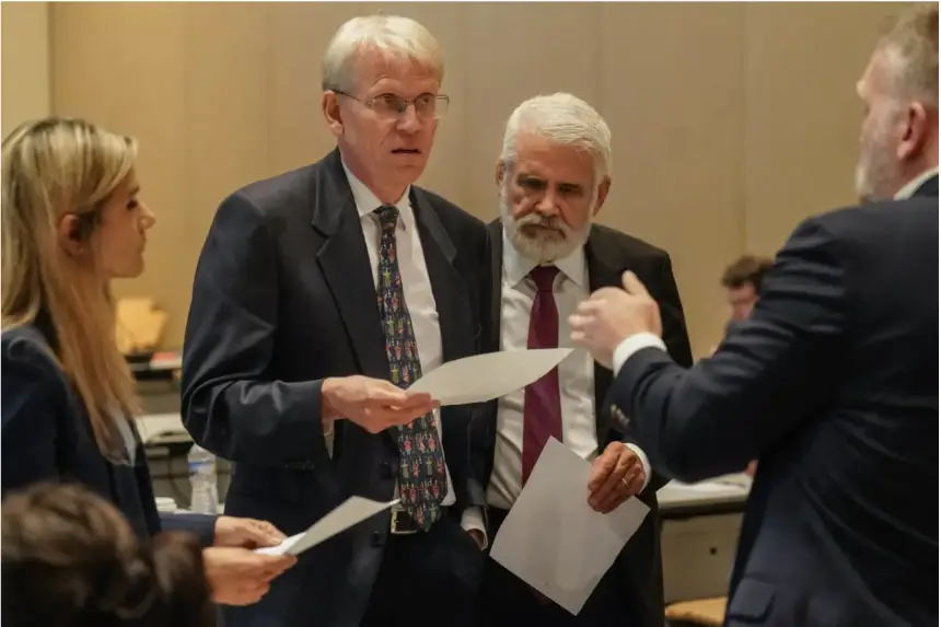 Martin Kulldorff (c) y el Dr. Robert Malone en un descanso durante una reunión del Comité Asesor sobre Prácticas de Inmunización en Atlanta, Georgia, el 25 de junio de 2025. (Elijah Nouvelage/Getty Images)