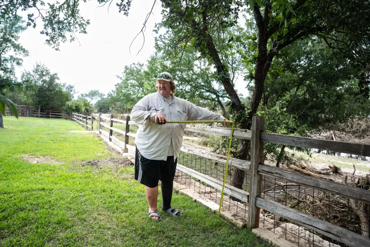 Doug Robertson en la cerca de su patio trasero en Kerrville, Texas, el 9 de julio de 2025. Fue allí donde vio a un hombre que lloraba pidiendo ayuda mientras las aguas subían en la madrugada del 4 de julio. (Madalina Kilroy/The Epoch Times).