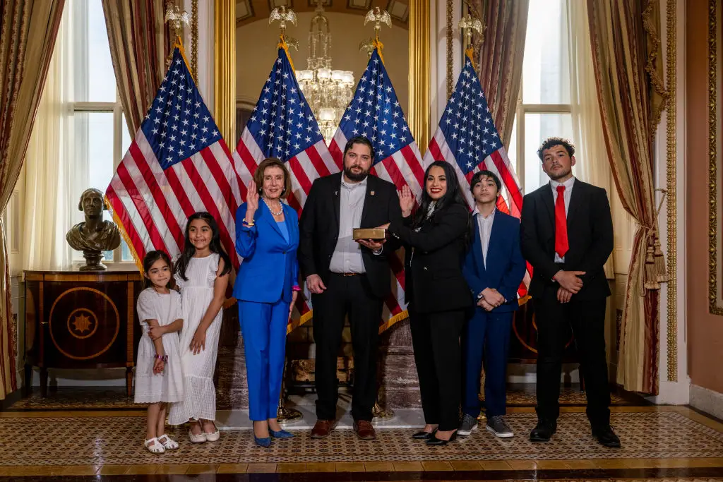 WASHINGTON, D.C. - La congresista electa Mayra Flores (republicana por Texas) posa junto a su familia y la presidenta de la Cámara de Representantes, Nancy Pelosi (demócrata por California), tras su juramentación el 21 de junio de 2022 en Washington, D.C. Mayra Flores prestó juramento en el pleno de la Cámara para ocupar el escaño del distrito 34 de Texas por lo que resta del 117.º Congreso. (Foto de Brandon Bell/Getty Images)