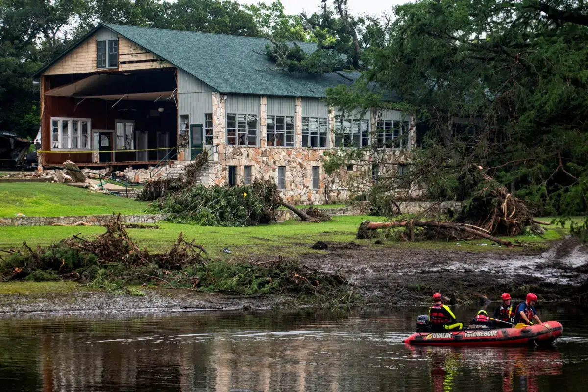 Equipos de búsqueda buscan víctimas de las inundaciones cerca del Camp Mystic, tras las mortíferas inundaciones en el condado de Kerr, Texas, el 7 de julio de 2025. (Sergio Flores/Reuters)