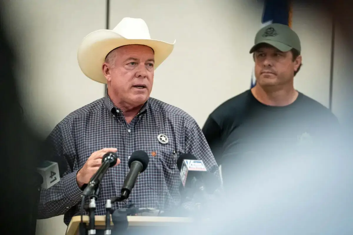 El sheriff del condado de Kerr, Larry Leitha, habla con los periodistas durante una rueda de prensa sobre las labores de rescate tras las recientes inundaciones en Kerrville, Texas, el 9 de julio de 2025. (Madalina Kilroy/The Epoch Times)