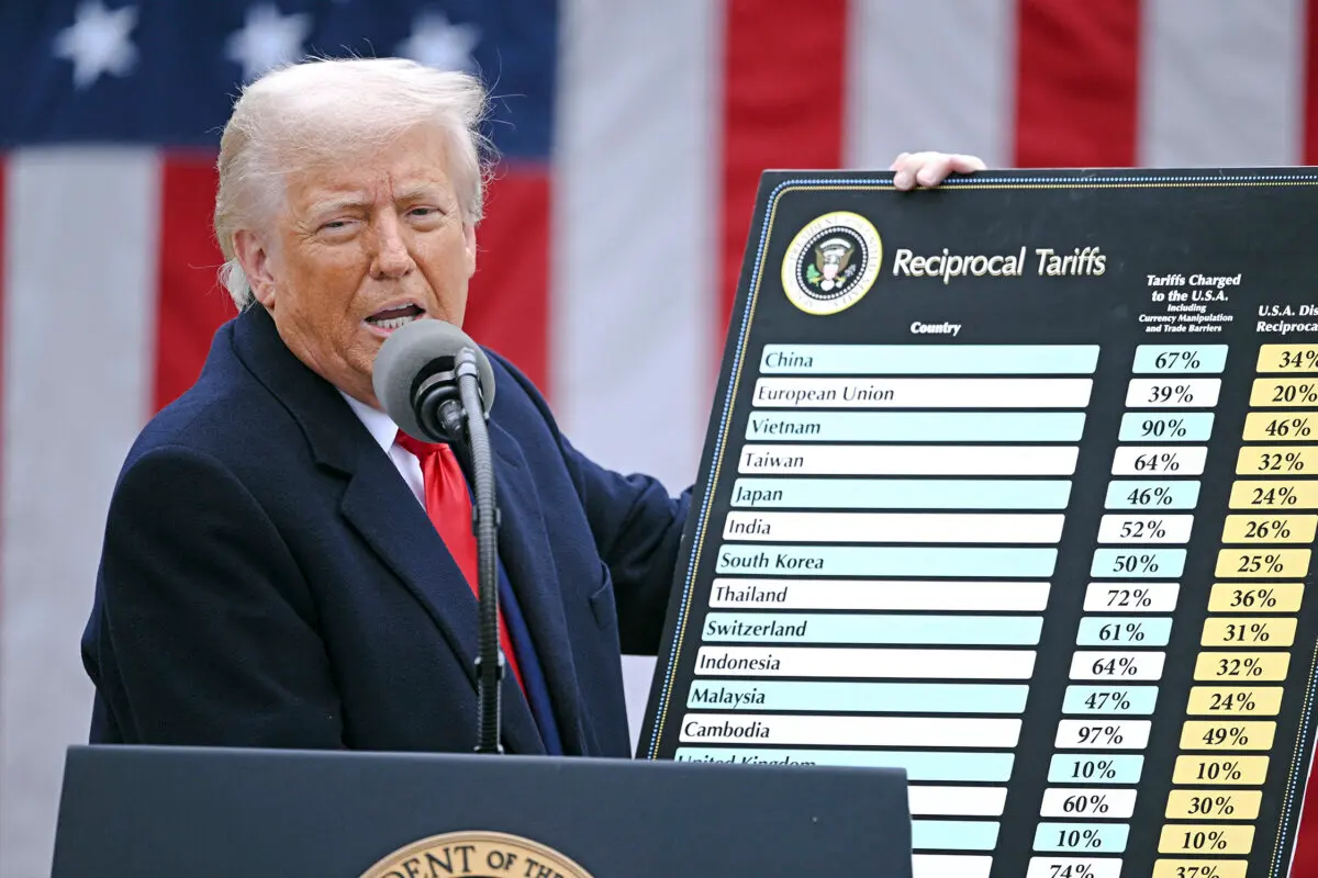 El presidente Donald Trump sostiene un gráfico mientras pronuncia unas declaraciones sobre los aranceles recíprocos en la Casa Blanca, el 2 de abril de 2025. (Brendan Smialowski/AFP a través de Getty Images)
