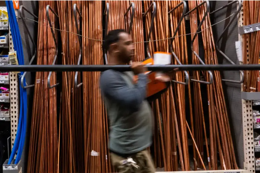 Tuberías de cobre en exhibición en una tienda de reconstrucción de viviendas en la ciudad de Nueva York el 9 de julio de 2025. (Spencer Platt/Getty Images)