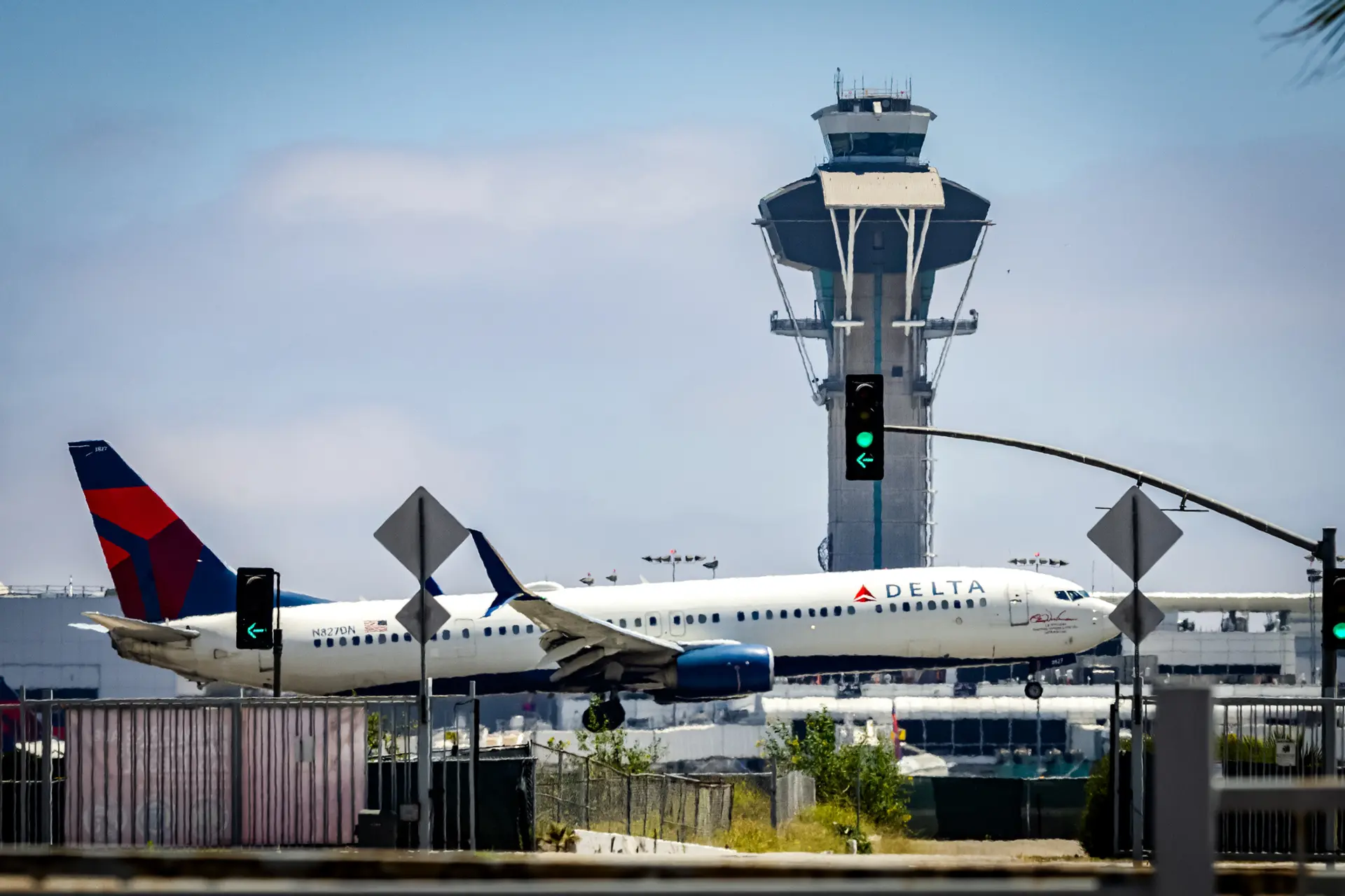 Controladores aéreos supervisan los aviones en el Aeropuerto Internacional de Los Ángeles, en Los Ángeles, el 1 de julio de 2025. En virtud de la Gran y Hermosa Ley, el Departamento de Transporte recibirá 12,500 millones de dólares para aplicar reformas largamente esperadas al sistema de control del tráfico aéreo de Estados Unidos. (John Fredricks/The Epoch Times)