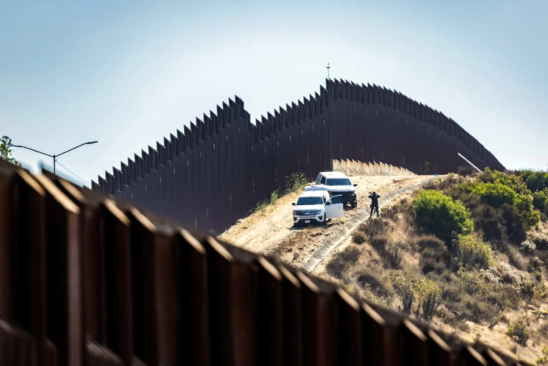 Agentes de la Patrulla Fronteriza vigilan el muro fronterizo de Estados Unidos en San Ysidro, California, el 25 de julio de 2024. La nueva legislación destina 150 000 millones de dólares a la seguridad fronteriza y la aplicación de la ley de inmigración. (John Fredricks/The Epoch Times)