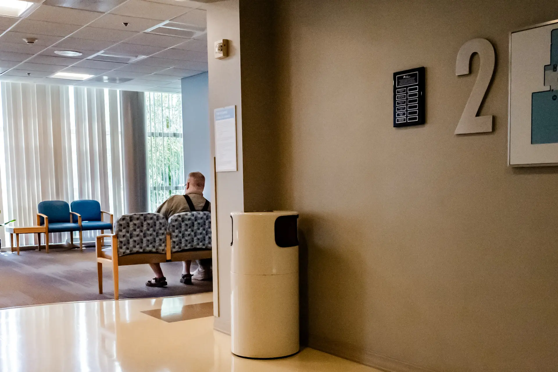 Un hombre espera en un hospital de Irvine, California, el 8 de julio de 2025. La Gran y Hermosa Ley incluye cambios que podrían dejar a millones de personas sin Medicaid y afectar a los hospitales rurales. (John Fredricks/The Epoch Times)
