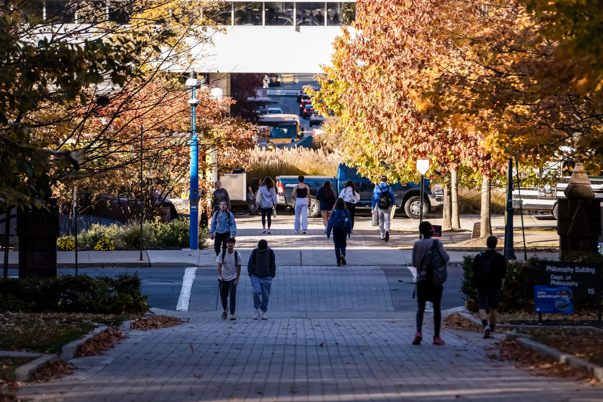 Personas caminan por el campus de la Universidad de Lehigh en Bethlehem, Pensilvania, el 25 de octubre de 2024. La legislación afectará a la educación superior al reducir las becas para estudiantes y ajustar los planes de reembolso de préstamos y los códigos fiscales para las instituciones. (Madalina Vasiliu/The Epoch Times)