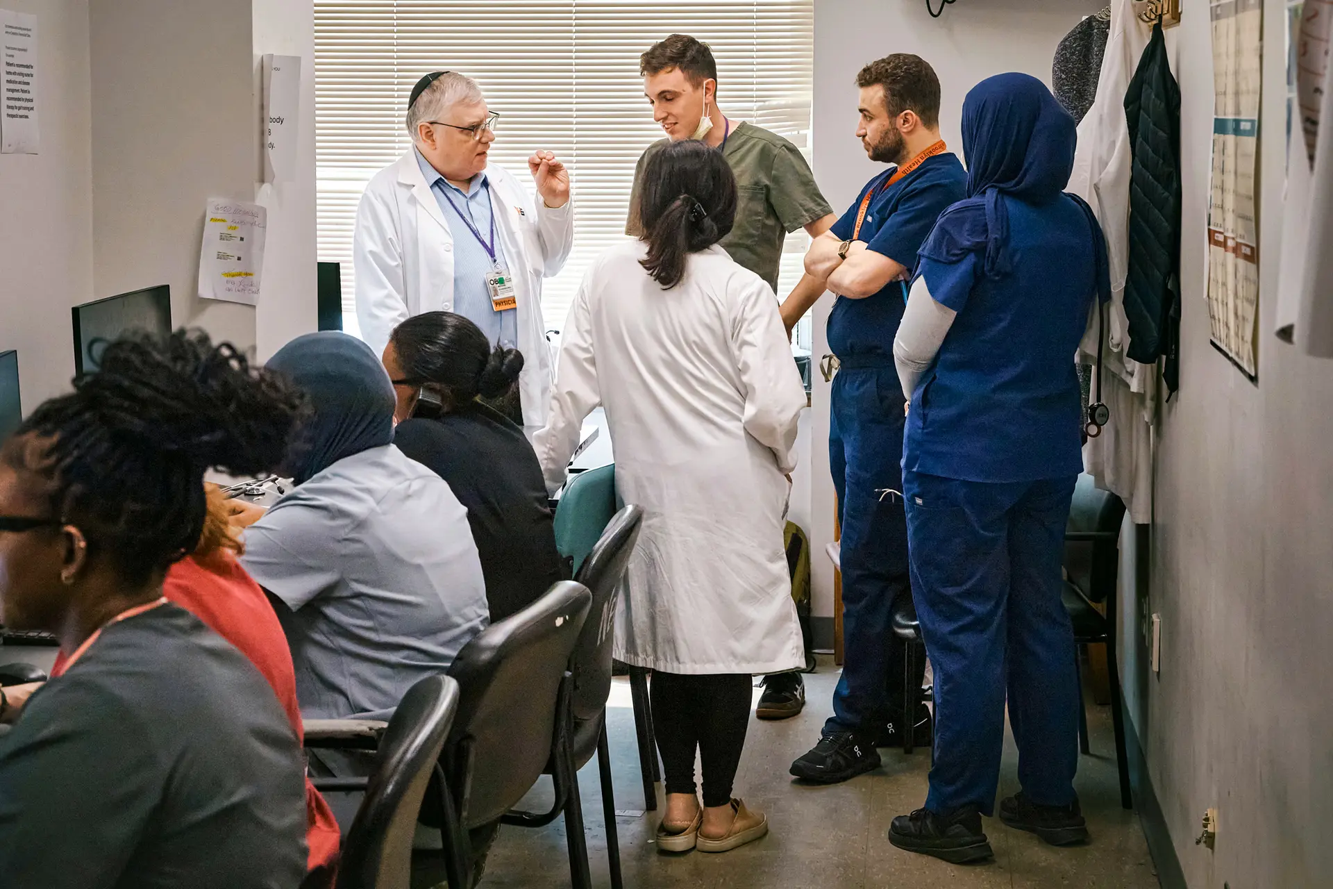 Un grupo de médicos residentes habla con un médico superior en el Brookdale University Hospital and Medical Center, en el barrio de Brooklyn de la ciudad de Nueva York, el 1 de julio de 2025. (Andrés Kudacki/Foto de AP)