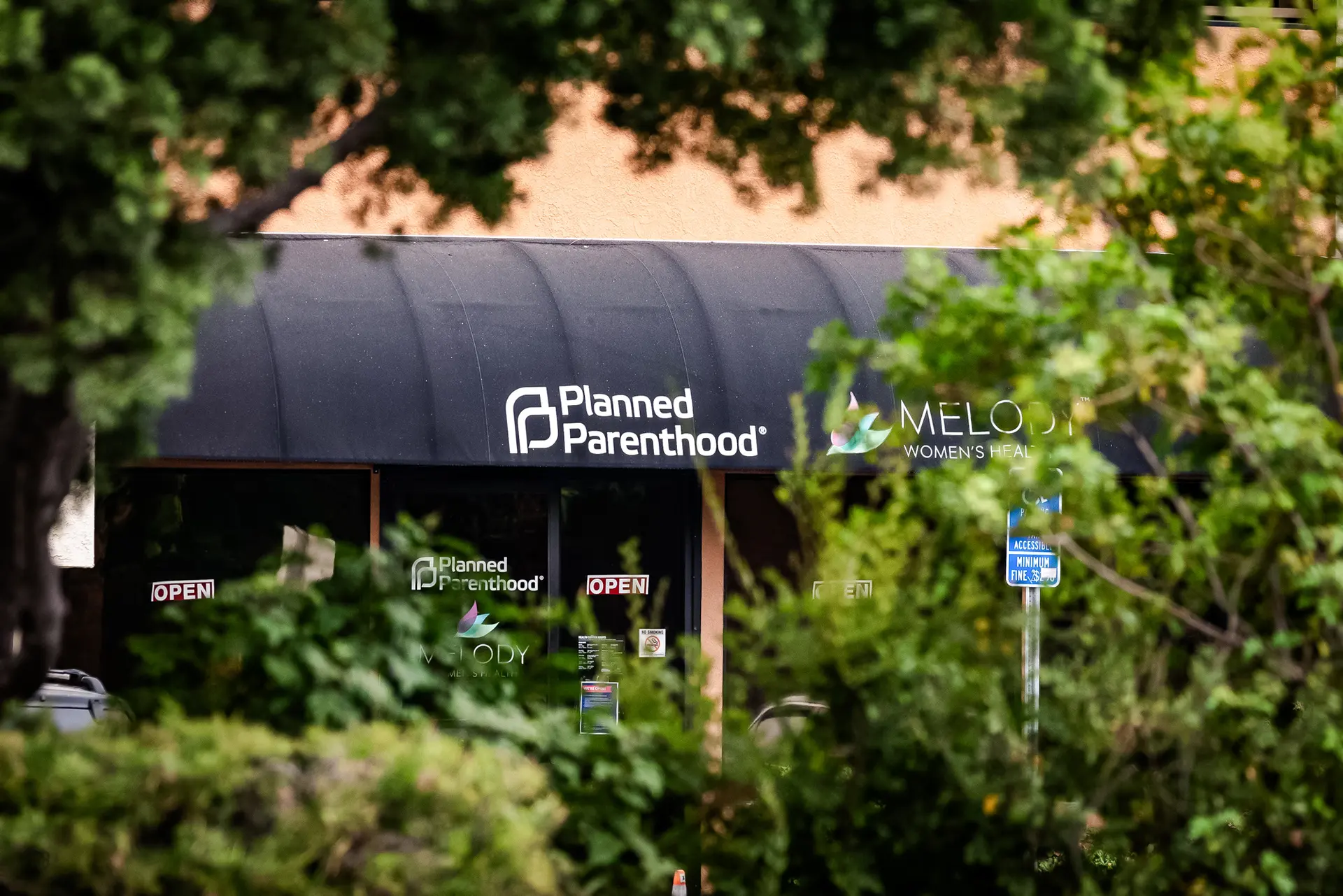 Un centro de Planned Parenthood en Anaheim, California, el 10 de septiembre de 2020. La nueva legislación pone fin a la financiación de Medicaid para las organizaciones sin ánimo de lucro dedicadas a la atención sanitaria que obtengan más de 800 000 dólares de beneficios al año, incluida Planned Parenthood. (John Fredricks/The Epoch Times)