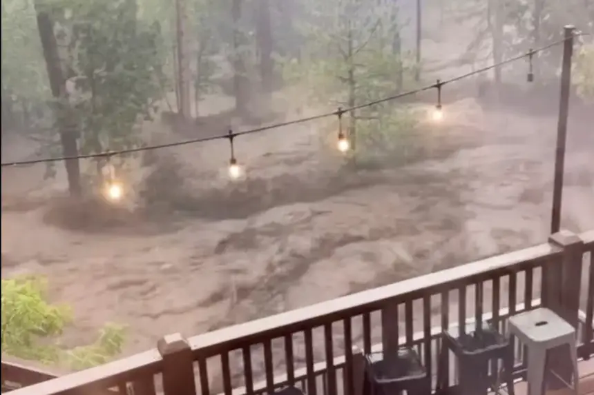 Se observa una inundación repentina detrás de una casa en Ruidoso, Nuevo México, el 8 de julio de 2025, en una imagen de un video. (Kaitlyn Carpenter vía AP)