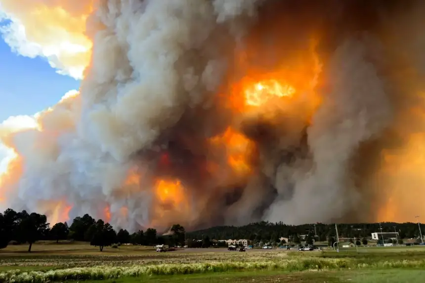 El humo se eleva desde los incendios en Ruidoso, Nuevo México, el 17 de junio de 2024. Los incendios dejaron cicatrices que contribuyeron a inundaciones repentinas. (Pam Bonner vía AP)