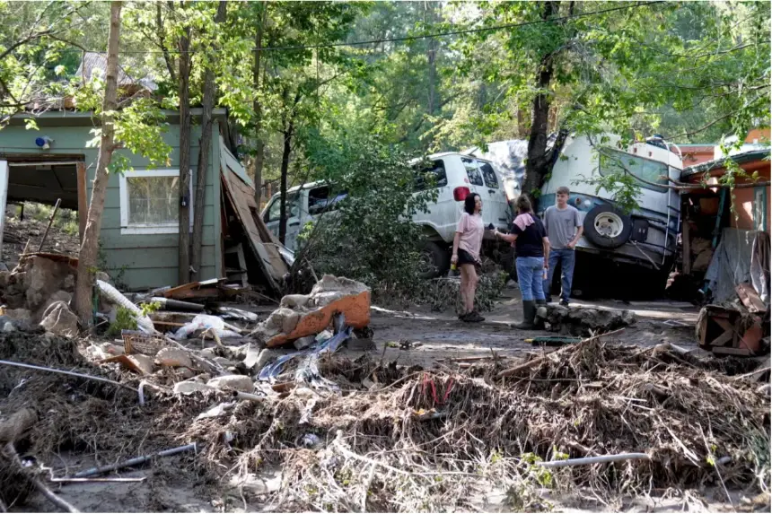 Kalyn Sheffield (i), su madre, Stephanie Sheffield, y su hijo Matthew Sheffield, rodeados de escombros cerca del río Ruidoso en el pueblo de Ruidoso, Nuevo México, el 9 de julio de 2025. (Allan Stein/The Epoch Times)