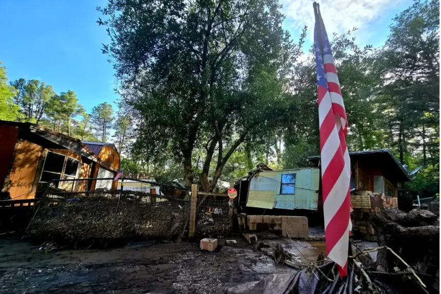 Otras casas dañadas por las inundaciones permanecen vacías cerca de las orillas del río Ruidoso en Ruidoso, Nuevo México, el 9 de julio de 2025. (Allan Stein/The Epoch Times)