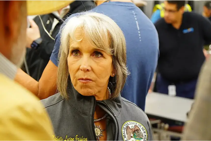 La gobernadora de Nuevo México, Michelle Lujan Grisham (d), habla con un funcionario del condado de Lincoln durante una conferencia de prensa en Ruidoso, Nuevo México, el 10 de julio de 2025. (Allan Stein/The Epoch Times)