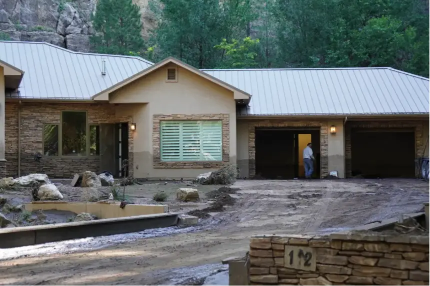 Un hombre evalúa los daños dentro de una casa devastada por una inundación repentina en Ruidoso, Nuevo México, el 8 de julio de 2025. Foto tomada el 10 de julio de 2025. (Allan Stein/The Epoch Times)