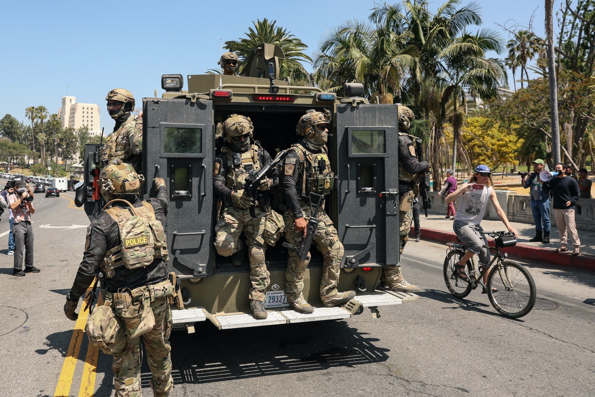 Agentes de Aduanas y Protección Fronteriza de EE. UU. circulan en un vehículo blindado por Wilshire Boulevard, cerca de MacArthur Park, en Los Ángeles, el 7 de julio de 2025. (Patrick T. Fallon/AFP a través de Getty Images).
