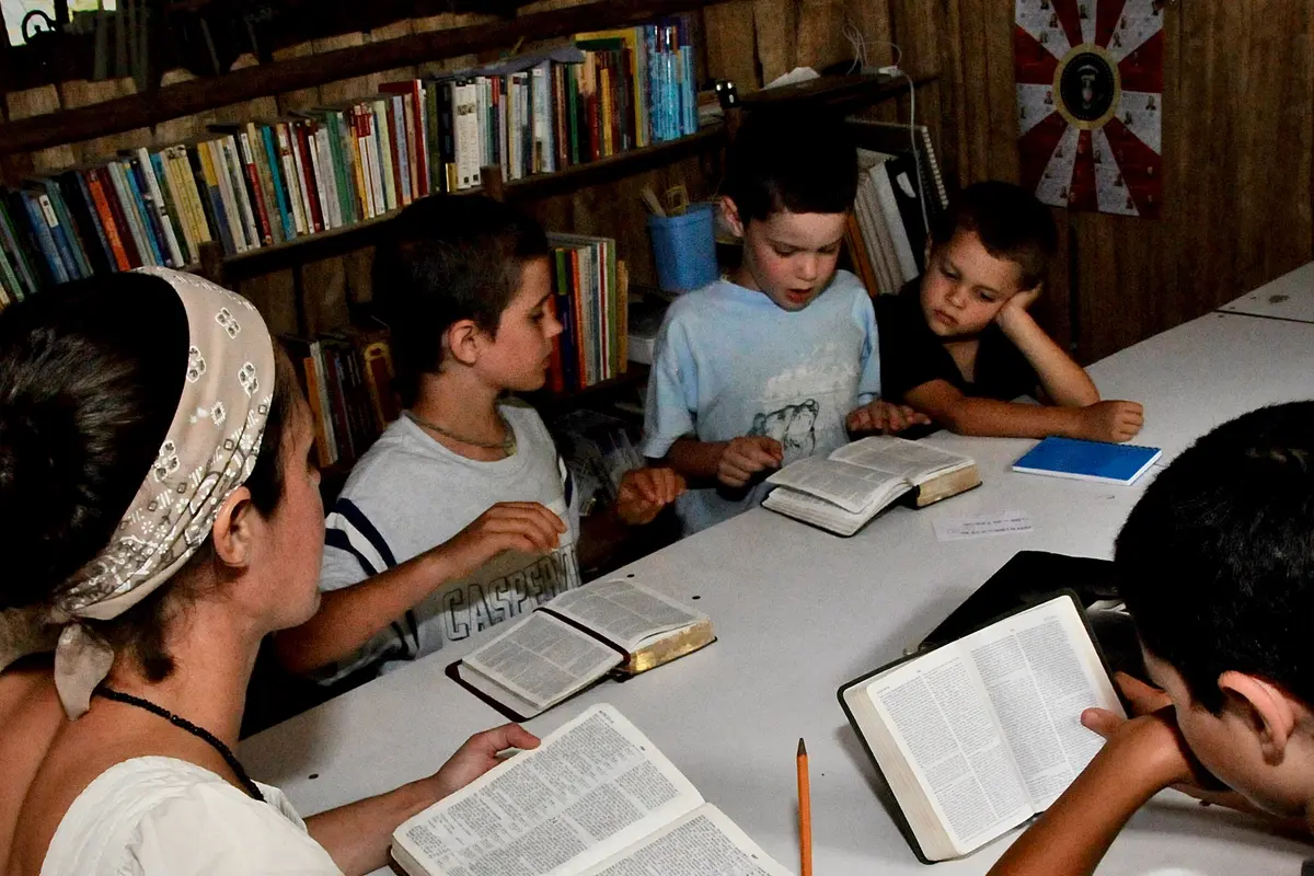 La familia Wild estudia la Biblia en su casa en la selva, construida al estilo de Wano. (Cortesía de Hudson Wild).