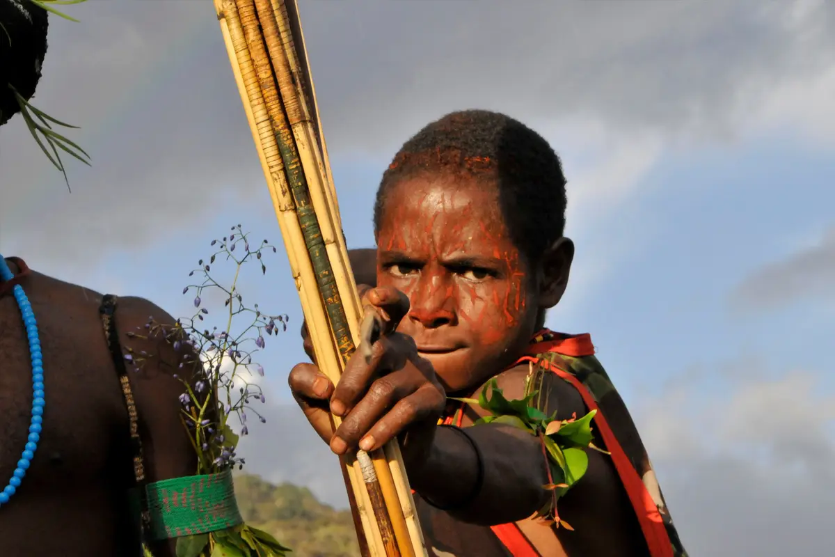 Los niños Wano crecen rápidamente, ya que deben cumplir con las tareas de los hombres para ayudar a la tribu. Cortesía de Hudson Wild.