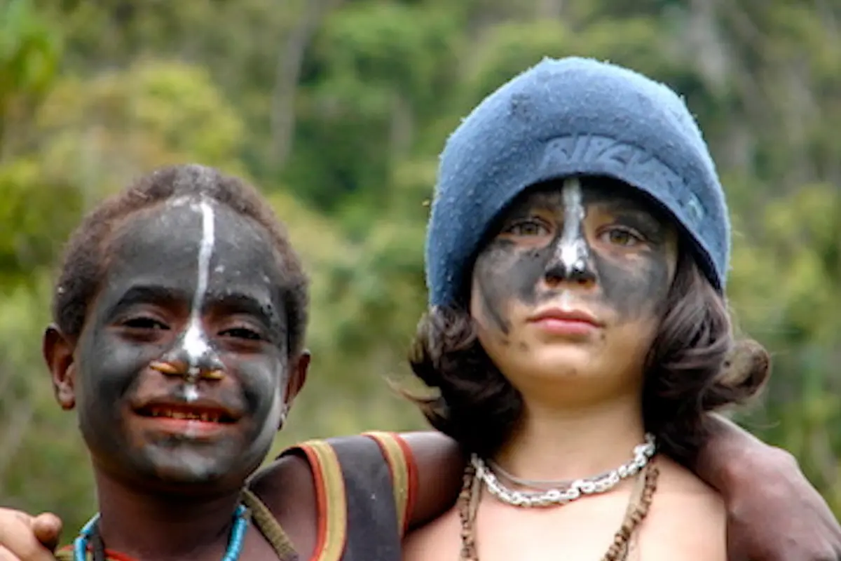 El hermano mayor, Morgan Wild, posa con su amigo tribal. Cortesía de Hudson Wild.