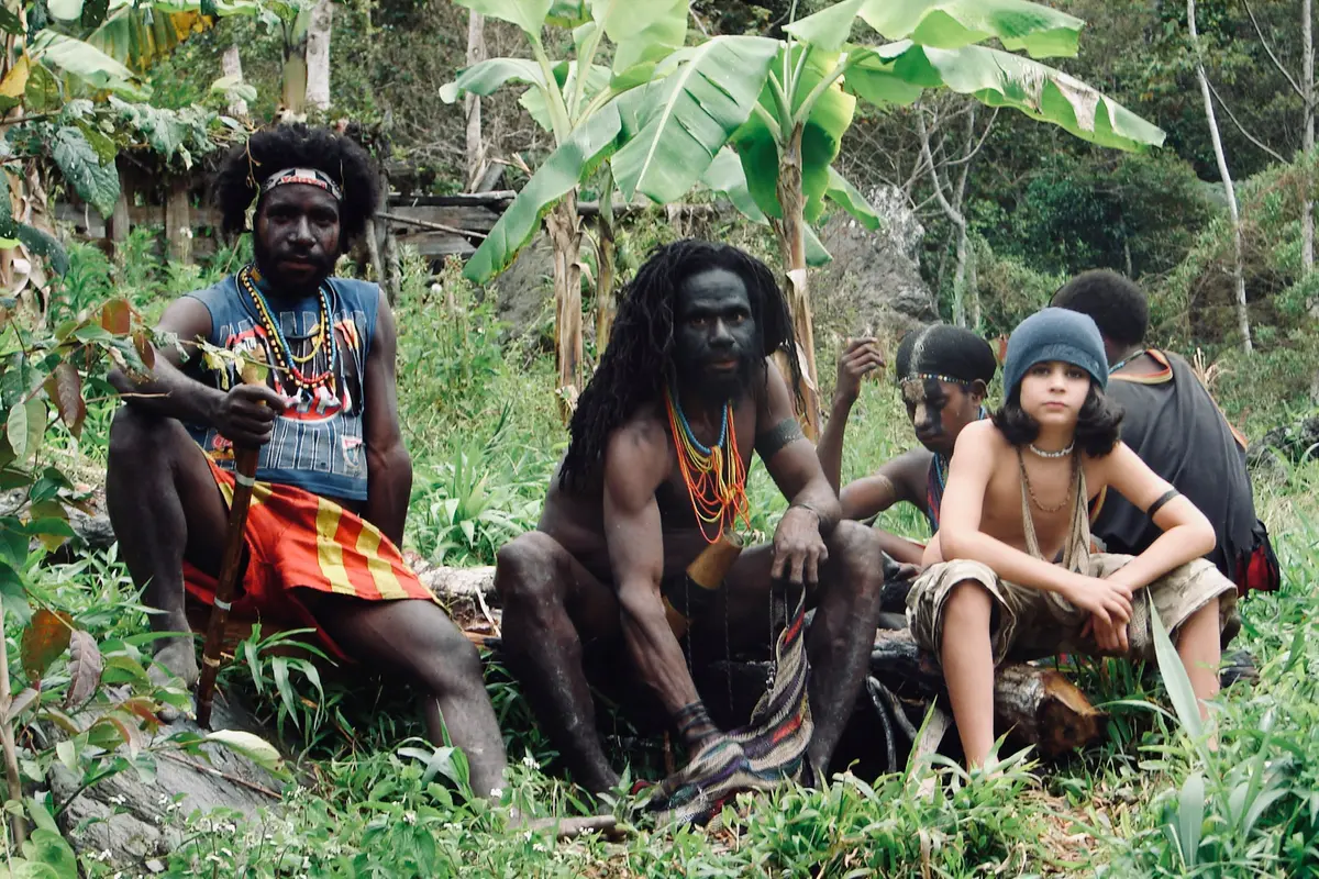 Morgan Wild y varios Wano pasan tiempo juntos en las selvas de Papúa, Indonesia. Cortesía de los hermanos Wild.