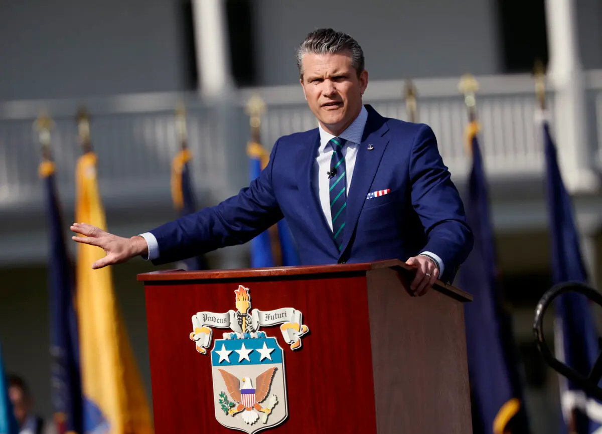 El secretario de Defensa, Pete Hegseth, pronuncia un discurso en la Escuela Superior de Guerra del Ejército de los Estados Unidos en Carlisle, Pensilvania, el 23 de abril de 2025. (Kevin Dietsch/Getty Images)