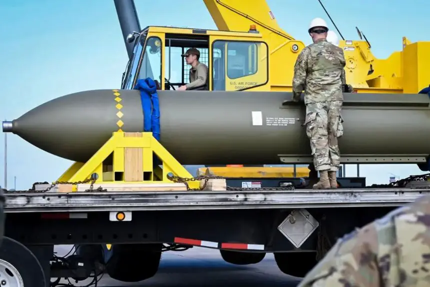 Pilotos observan una GBU-57, o bomba de penetración masiva, en la base aérea de Whiteman, en Misuri, el 2 de mayo de 2023. (Fuerza Aérea de EE. UU. a través de AP)