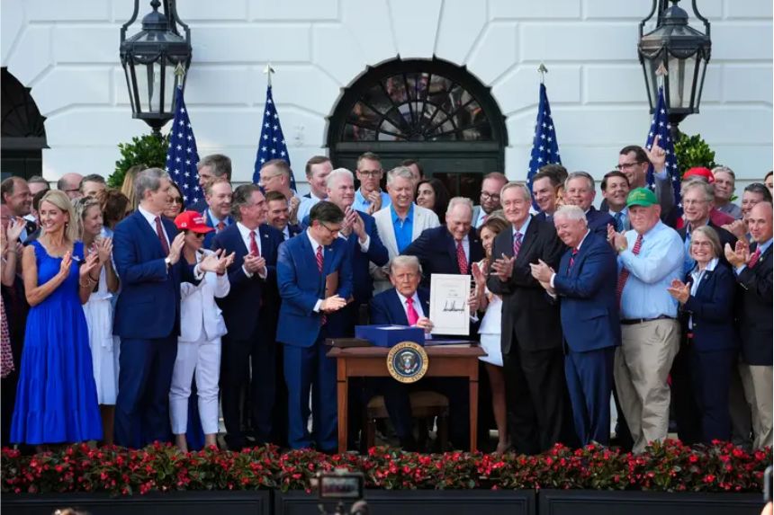 El presidente Donald Trump firma su proyecto de ley de recortes fiscales y recortes de gastos en la Casa Blanca en Washington, rodeado de miembros del Congreso, el 4 de julio de 2025. (AP Photo/Evan Vucci)
