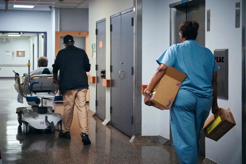 Una enfermera transporta a un paciente en una camilla dentro del Brookdale University Hospital and Medical Center en Nueva York, el 1 de julio de 2025. (AP Photo/Andres Kudacki)