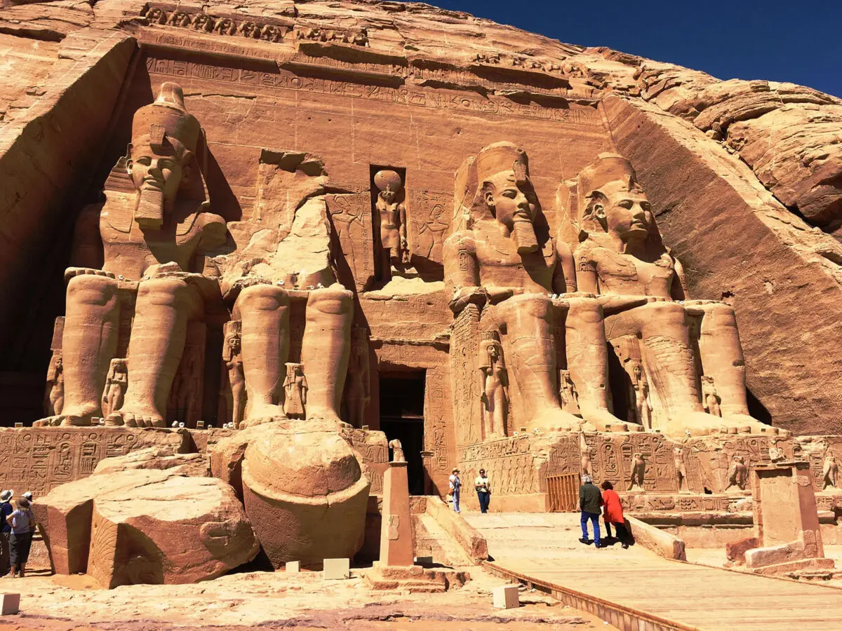 El templo de Ramsés II en Abu Simbel, Egipto, fue completamente desmontado y trasladado a un terreno más elevado cuando se construyó la presa de Asuán y se inundó el lago Nasser. (Cortesía de Phil Allen)