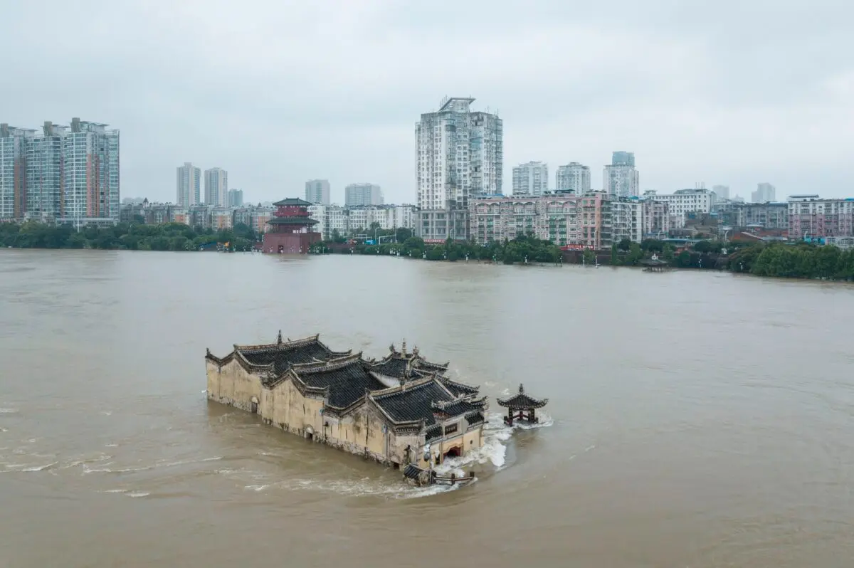 El templo Guanyinge, un templo de 700 años de antigüedad construido sobre una roca, está inundado por el caudaloso río Yangtsé en Ezhou, China, el 19 de julio de 2020. (AFP vía Getty Images)