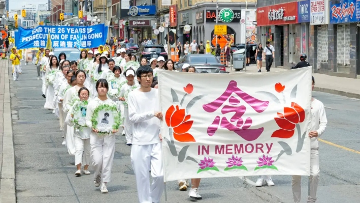 Practicantes de Falun Gong desfilan por el centro de Toronto para conmemorar el 26.° aniversario de la persecución contra Falun Gong por parte del Partido Comunista Chino en China, el 13 de julio de 2025. (Vincent Du/The Epoch Times)