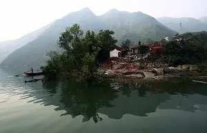 Casas en las Pequeñas Tres Gargantas, un lugar pintoresco en el río Daning, cerca del municipio de Dachang, en el condado de Wushan, municipio de Chongqing, China. El antiguo emplazamiento del municipio de Dachang, que tenía una historia de unos 1700 años, quedó totalmente sumergido en 2006. (China Photos/Getty Images)