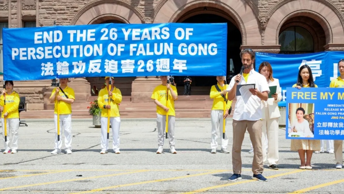 Joel Chipkar, portavoz de la Asociación Falun Dafa de Canadá, habla en una manifestación en Queen's Park, en Toronto, para pedir el fin de los 26 años de persecución contra los practicantes de Falun Gong en China, el 13 de julio de 2025. (Vincent Du/The Epoch Times)