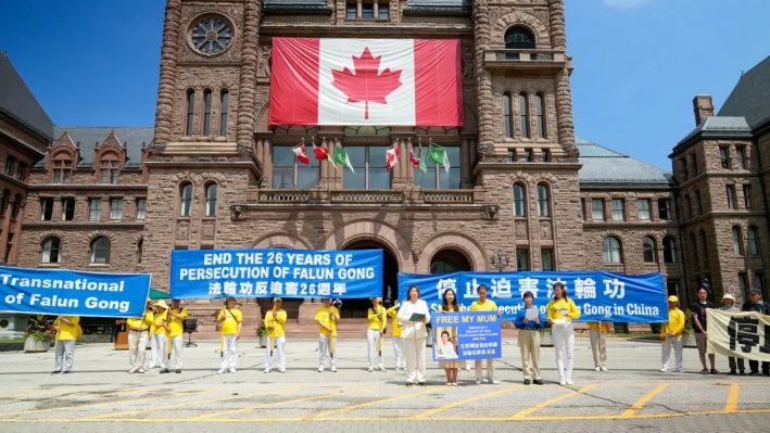 Oradores en una manifestación en Queen's Park, en Toronto, piden el fin de los 26 años de persecución contra los practicantes de Falun Gong en China, el 13 de julio de 2025. (Vincent Du/The Epoch Times)